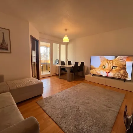 Cozy & 75 Tv Near Mercedes Museum, Stadium شقة